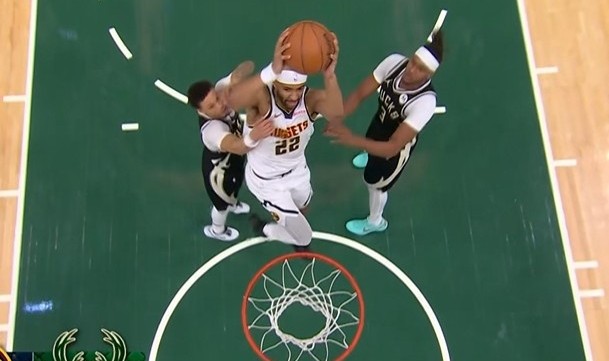 势如破竹！纳吉反击切入接球双手暴扣打停雄鹿